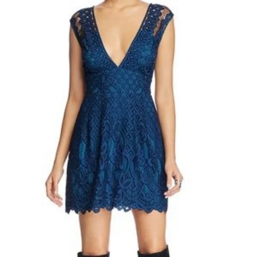 Free People One Million Lovers Lace Mini Dress V-Neckline Blue Sz 2 - Picture 1 of 16